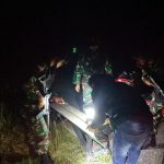 Cegah Kegiatan Illegal Anggota Satgas Yonif 144/JY Melaksanakan Sweeping Malam Hari di Perbatasan (V24/AL)