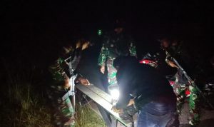 Cegah Kegiatan Illegal Anggota Satgas Yonif 144/JY Melaksanakan Sweeping Malam Hari di Perbatasan (V24/AL)