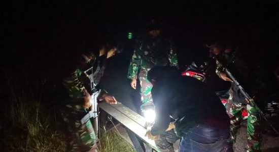 Cegah Kegiatan Illegal Anggota Satgas Yonif 144/JY Melaksanakan Sweeping Malam Hari di Perbatasan (V24/AL)