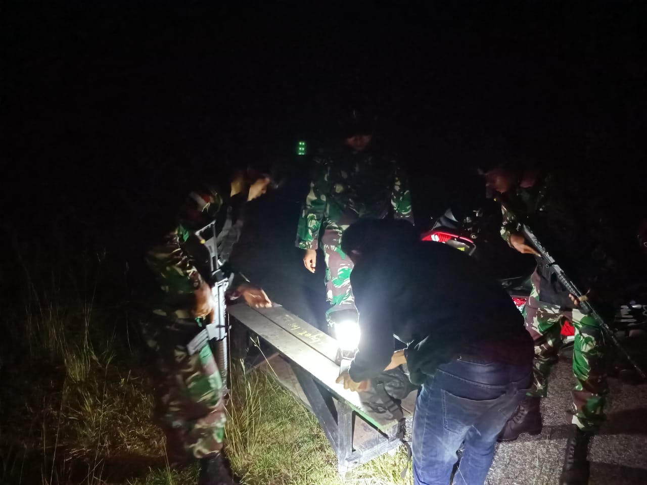 Cegah Kegiatan Illegal Anggota Satgas Yonif 144/JY Melaksanakan Sweeping Malam Hari di Perbatasan (V24/AL)