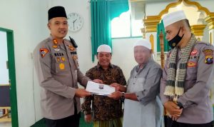 Sholat Jum'at Keliling Di Mesjid Syuhada, Kapolres Madina Lantunkan Adzan Dan Bantu Renovasi Mesjid (V24/AL)
