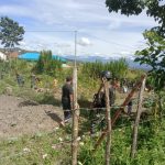 Laksanakan Karya Bakti Bersama Para Santri, Satgas Kodim Yalimo Yonif RK 751/VJS Sulap Lahan Kosong Menjadi Kebun Sayuran (V24/AL)