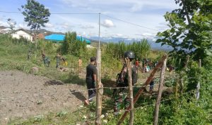 Laksanakan Karya Bakti Bersama Para Santri, Satgas Kodim Yalimo Yonif RK 751/VJS Sulap Lahan Kosong Menjadi Kebun Sayuran (V24/AL)