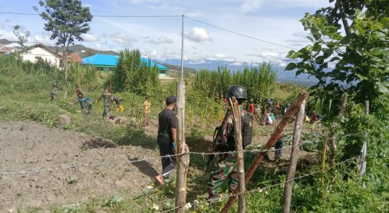 Laksanakan Karya Bakti Bersama Para Santri, Satgas Kodim Yalimo Yonif RK 751/VJS Sulap Lahan Kosong Menjadi Kebun Sayuran (V24/AL)