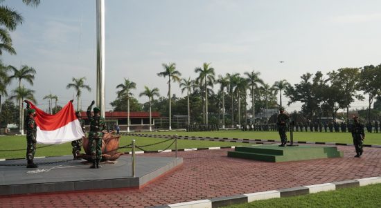 Tetap Prokes, Korem 071/Wijayakusuma Gelar Upacara Bulanan Awal Tahun 2022 (V24/AL)