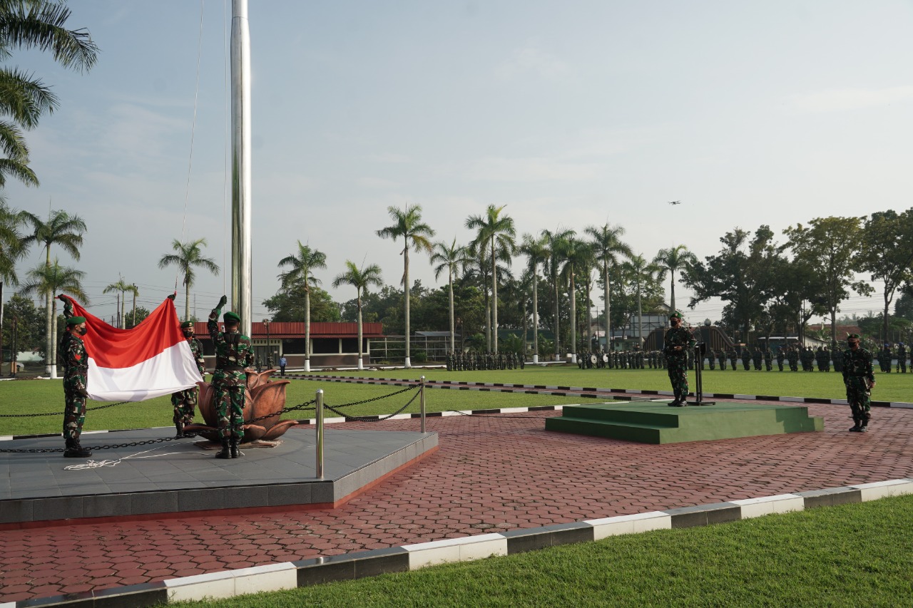 Tetap Prokes, Korem 071/Wijayakusuma Gelar Upacara Bulanan Awal Tahun 2022 (V24/AL)