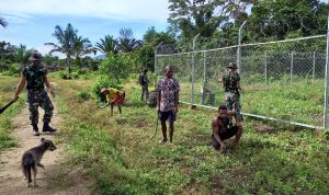 Bersama Warga, Satgas Yonif 126/KC Bersihkan PLTS (V24/AL)