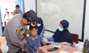 Kapolres Batu Bara Terjun Langsung Monitoring Vaksinasi Anak di SD Negeri 17 dan SD Misuairiah Kapolres Batu Bara Terjun Langsung Monitoring Vaksinasi Anak di SD Negeri 17 dan SD Misuairiah (V24/AL)