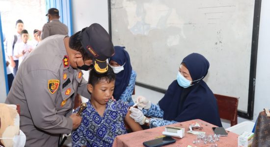 Kapolres Batu Bara Terjun Langsung Monitoring Vaksinasi Anak di SD Negeri 17 dan SD Misuairiah Kapolres Batu Bara Terjun Langsung Monitoring Vaksinasi Anak di SD Negeri 17 dan SD Misuairiah (V24/AL)