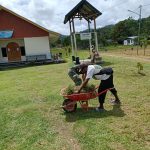 Jelang Acara Pentabisan Imamat Satgas Yonif 126/KC Bantu Warga Bersihkan Gereja (V24/AL)