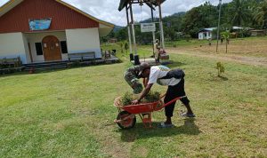 Jelang Acara Pentabisan Imamat Satgas Yonif 126/KC Bantu Warga Bersihkan Gereja (V24/AL)