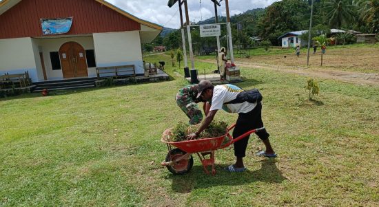 Jelang Acara Pentabisan Imamat Satgas Yonif 126/KC Bantu Warga Bersihkan Gereja (V24/AL)