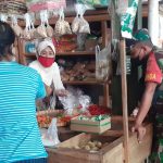 Komsos Bersama Pedagang Pasar Sambi, Babinsa Selipkan Prokes (V24/AL)