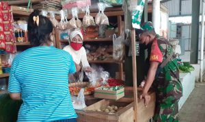 Komsos Bersama Pedagang Pasar Sambi, Babinsa Selipkan Prokes (V24/AL)