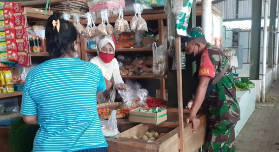 Komsos Bersama Pedagang Pasar Sambi, Babinsa Selipkan Prokes (V24/AL)