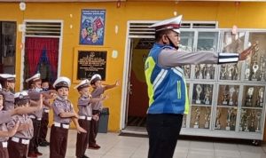 "Mencegah Penularan Covid-19 Pada Anak Usia Dini" Ini Yang Dilakukan Kanit Kamsel Sat Lantas Polres Madina (V24/AL)