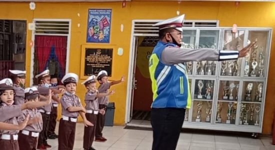 "Mencegah Penularan Covid-19 Pada Anak Usia Dini" Ini Yang Dilakukan Kanit Kamsel Sat Lantas Polres Madina (V24/AL)