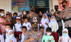 Sebrangi Muara, AKBP Ikhwan bersama Bripda Soleman Tinjau Vaksinasi SD Negri 15 Bandar Rahmat (V24/AL)