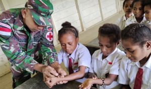 Satgas Yonif 126/KC Berikan Pembekalan Ilmu Kesehatan Kepada Siswa-Siswi Perbatasan Papua (V24/AL)