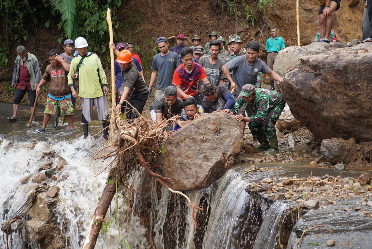 Danrem 071/Wijayakusuma Tinjau Bencana Alam Tanah Longsor di Petungkriyono (V24/AL)
