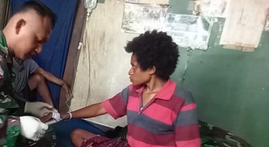 Tanggap Malaria, Satgas Yonif 126/KC Bantu Mengobati Masyarakat Yang Sakit Malaria Di Wilayah Perbatasan RI-PNG (V24/AL)