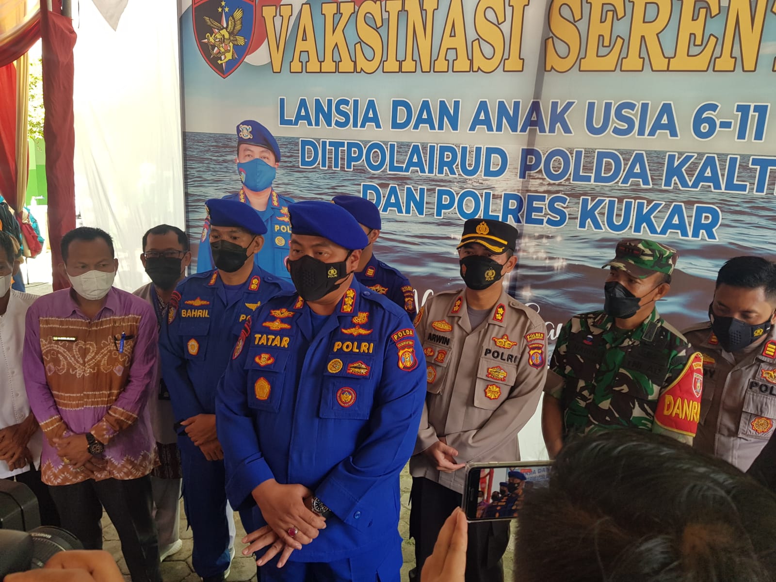 Kapolres Kukar AKBP Arwin Amrih Wientama Hadiri Vaksinasi Serentak Polda Kaltim Untuk Anak dan Lansia di Kutai Kartanegara. (V24/AL)