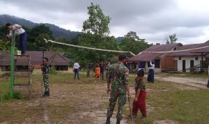 Tingkatkan Minat Olahraga, Satgas Pamtas Yonif Mekanis 643/Wns Bantu Bersihkan Lapangan Voli Dan Berikan Bantuan Net Voli. (V24/AL)