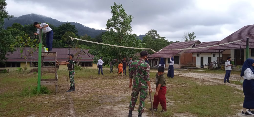 Tingkatkan Minat Olahraga, Satgas Pamtas Yonif Mekanis 643/Wns Bantu Bersihkan Lapangan Voli Dan Berikan Bantuan Net Voli. (V24/AL)
