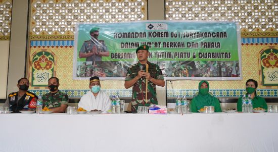Brigjen TNI Achmad Fauzi Bersama Istri Santuni 300 Santri Pesantren As-Salafiah Al-Karimah Berbagi 3 Ton Beras dan Tali Asih (V24/AL)