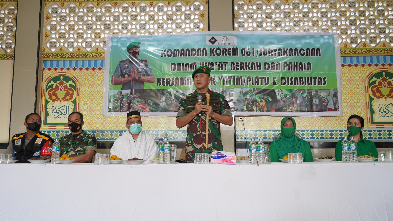 Brigjen TNI Achmad Fauzi Bersama Istri Santuni 300 Santri Pesantren As-Salafiah Al-Karimah Berbagi 3 Ton Beras dan Tali Asih (V24/AL)