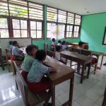 Terbatasnya Tenaga Pengajar, Satgas Yonif 126/KC Jadi Guru di Perbatasan (V24/AL)