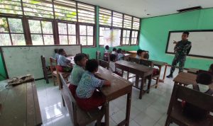 Terbatasnya Tenaga Pengajar, Satgas Yonif 126/KC Jadi Guru di Perbatasan (V24/AL)
