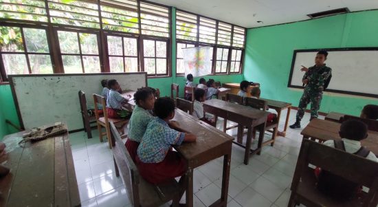 Terbatasnya Tenaga Pengajar, Satgas Yonif 126/KC Jadi Guru di Perbatasan (V24/AL)