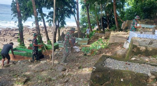 Gotong Royong Membersihkan Makam di Negeri Wakasihu (V24/AL)