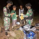 Sweeping Malam Hari Anggota Satgas Yonif 144/JY Jalan Masuk Desa di Perbatasan (V24/AL)