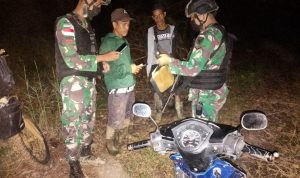 Sweeping Malam Hari Anggota Satgas Yonif 144/JY Jalan Masuk Desa di Perbatasan (V24/AL)