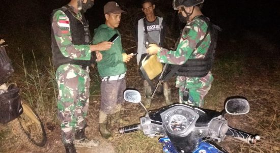 Sweeping Malam Hari Anggota Satgas Yonif 144/JY Jalan Masuk Desa di Perbatasan (V24/AL)