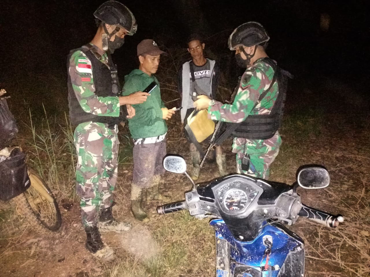 Sweeping Malam Hari Anggota Satgas Yonif 144/JY Jalan Masuk Desa di Perbatasan (V24/AL)