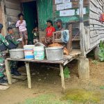 Satgas Pamtas TNI Yonif 126/KC Beri Pelayanan Kesehatan Door To Door Ke Rumah Masyarakat Di Wilayah Perbatasan RI-PNG (V24/AL)