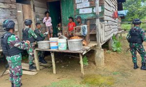 Satgas Pamtas TNI Yonif 126/KC Beri Pelayanan Kesehatan Door To Door Ke Rumah Masyarakat Di Wilayah Perbatasan RI-PNG (V24/AL)