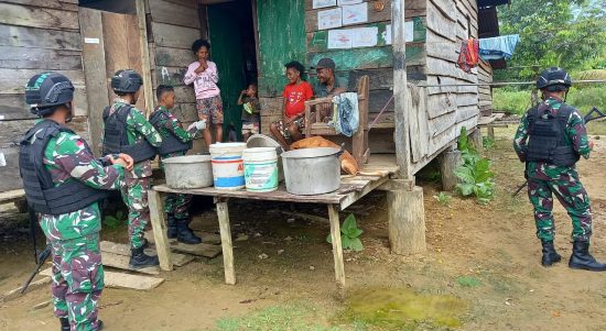 Satgas Pamtas TNI Yonif 126/KC Beri Pelayanan Kesehatan Door To Door Ke Rumah Masyarakat Di Wilayah Perbatasan RI-PNG (V24/AL)