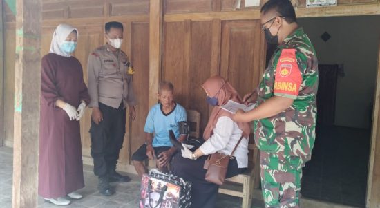 Lansia Juga Prioritas Utama Babinsa Kedung Lengkong Dampingi Vaksin Door To Door (V24/AL)