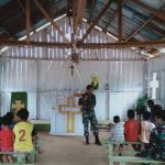 Satgas Yonif 126/KC Bantu mengajar di Sekolah Minggu di Desa Binaan (V24/AL)