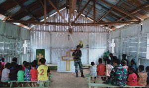 Satgas Yonif 126/KC Bantu mengajar di Sekolah Minggu di Desa Binaan (V24/AL)
