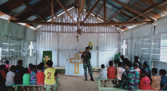 Satgas Yonif 126/KC Bantu mengajar di Sekolah Minggu di Desa Binaan (V24/AL)