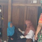 Lansia Juga Prioritas Utama Babinsa Kedung Lengkong Dampingi Vaksin Door To Door (V24/al)