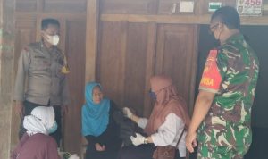 Lansia Juga Prioritas Utama Babinsa Kedung Lengkong Dampingi Vaksin Door To Door (V24/al)