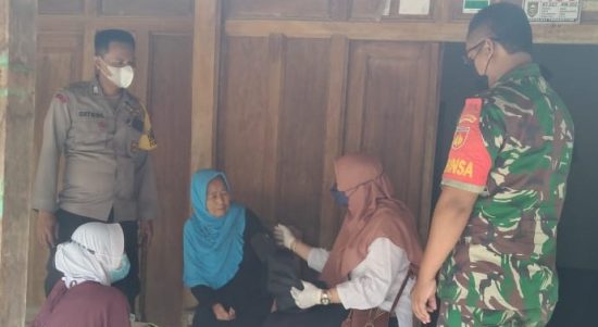 Lansia Juga Prioritas Utama Babinsa Kedung Lengkong Dampingi Vaksin Door To Door (V24/al)