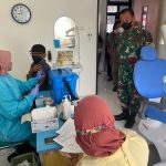 Danramil 03 Serengan Kapten Inf Karno Cek Vaksin di Puskesmas Makam Cilik (V24/AL)