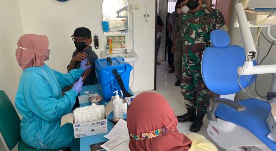 Danramil 03 Serengan Kapten Inf Karno Cek Vaksin di Puskesmas Makam Cilik (V24/AL)